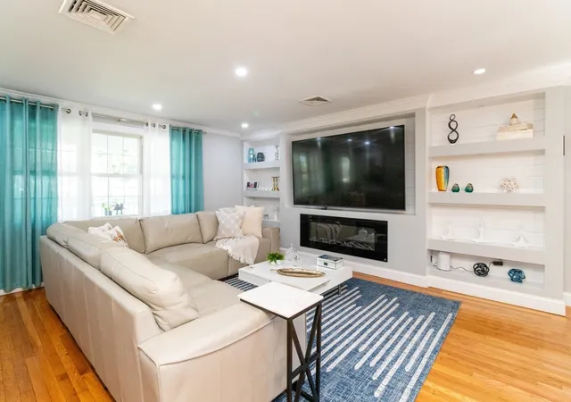 Photo 4 of Single family home for sale at 933 Washington St, South Easton, MA 02375 | MLS# 73573612 | Listing updated on 2026-09-12
