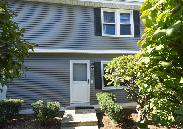 Listing Photo 2 - Condo for sale in building located at 1221 Pawtucket Blvd, Lowell, MA 01854 - Unit #93