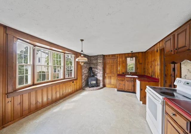 Photo 4 of Single family home for sale at 109 W Water St, Rockland, MA 02370 | MLS# 73574774 | Listing updated on 2026-09-13