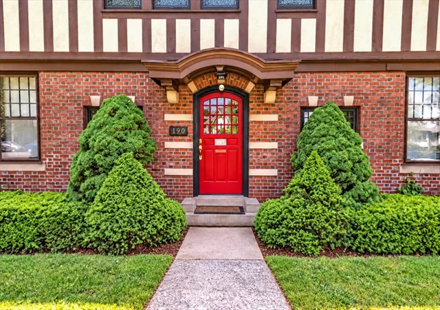 Photo 2 of Single family home for sale at 190 Fort Pleasant Ave, Springfield, MA 01108 | MLS# 73589309 | Listing updated on 2026-10-14