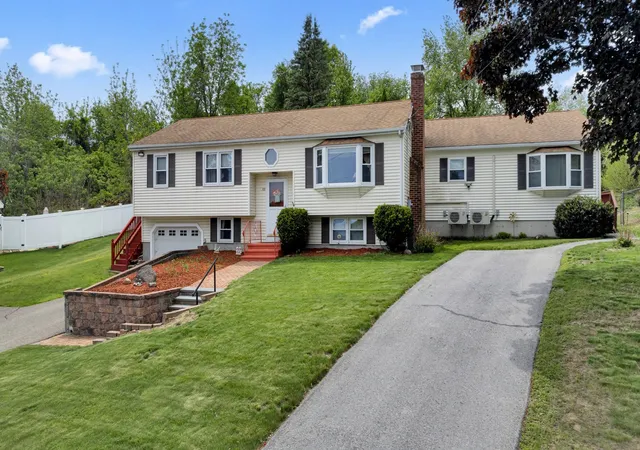 Listing Photo 3 - Condo for sale in building located at 101 Long Hl Dr, Leominster, MA 01453