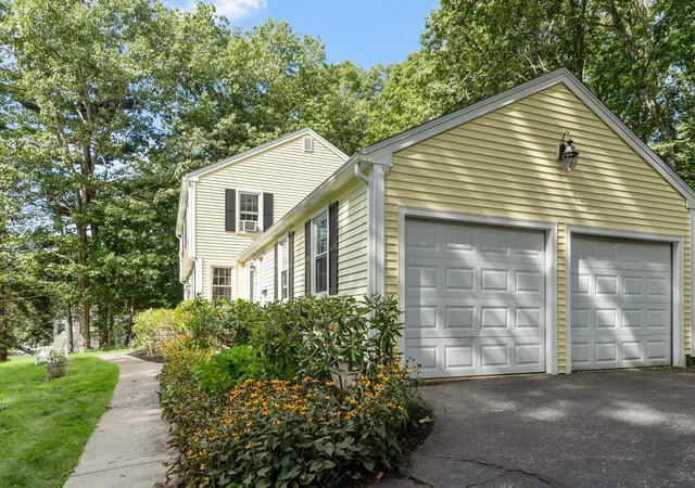 Photo 3 of Single family home for sale at 2 Nipmuc Rd, Paxton, MA 01612 | MLS# 73572701 | Listing updated on 2026-09-14