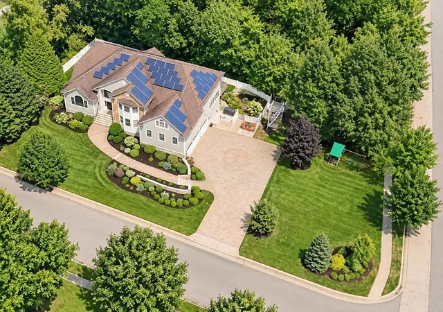 Photo 4 of Sale Pending at 2 Spruce Run, Beverly, MA 01915 | MLS# 73572327 | Listing updated on 2026-10-01