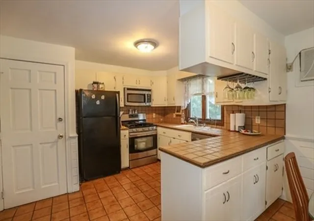 Photo 3 of House for sale at 34 Neofotistos Cir, Dracut, MA 01826 | MLS# 73571886 | Listing updated on 2026-09-16