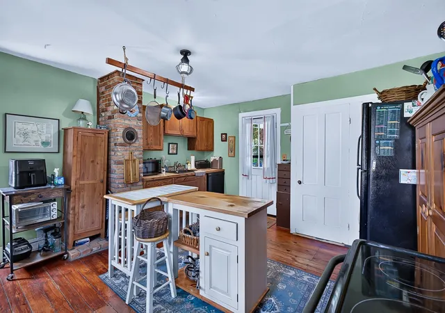 Photo 3 of Single family home for sale at 260 Pleasant St, Barre, MA 01005 | MLS# 73582389 | Listing updated on 2026-09-28