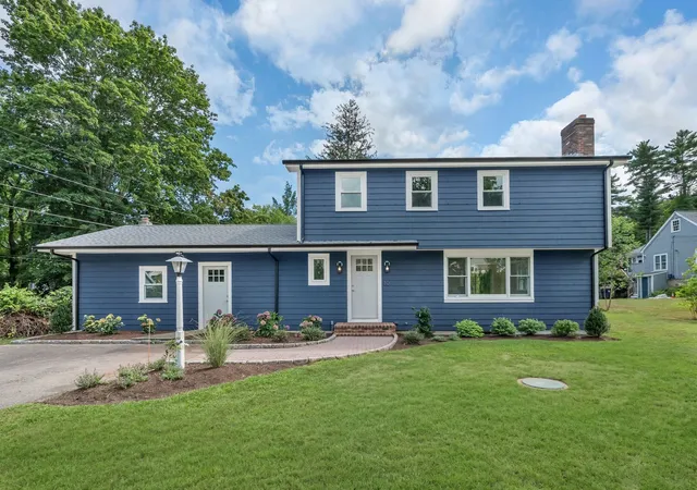 Photo 1 of Single family home for sale at 10 Briggs Ln, Marion, MA 02738 | MLS# 73570511 | Listing updated on 2026-09-05
