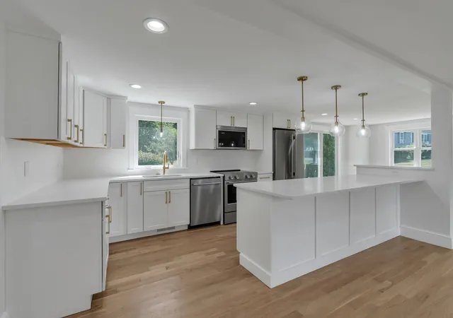 Photo 2 of Single family home for sale at 10 Briggs Ln, Marion, MA 02738 | MLS# 73570511 | Listing updated on 2026-09-05