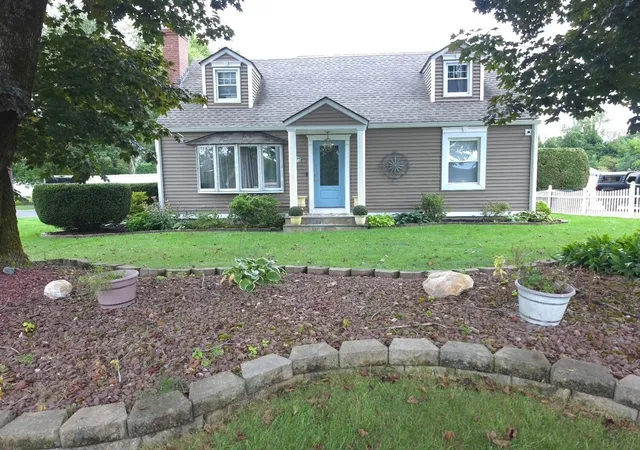 Photo 2 of Single family home for sale at 417 River Rd, Agawam, MA 01001 | MLS# 73570799 | Listing updated on 2026-09-15