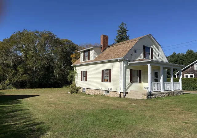 Photo 3 of Single family home for sale at 381 Slocum Rd, North Dartmouth, MA 02747 | MLS# 73587831 | Listing updated on 2026-10-11
