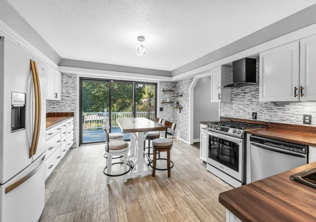 Photo 3 of Single family home for sale at 10 Robert Dr, Holyoke, MA 01040 | MLS# 73571765 | Listing updated on 2026-09-07