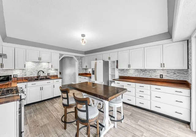 Photo 4 of Single family home for sale at 10 Robert Dr, Holyoke, MA 01040 | MLS# 73571765 | Listing updated on 2026-09-07