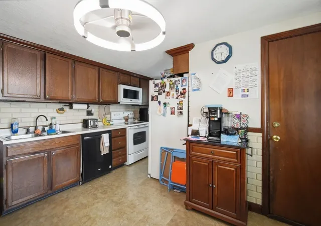 Photo 4 of House for sale at 31-33 Haumont Ter, Springfield, MA 01104 | MLS# 73574954 | Listing updated on 2026-09-11