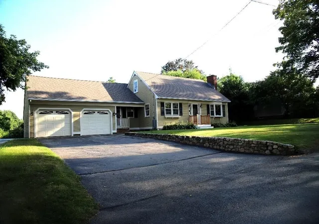 Photo 3 of Single family home for sale at 6 Edgewood Ln, Mattapoisett, MA 02739 | MLS# 73572583 | Listing updated on 2026-09-11