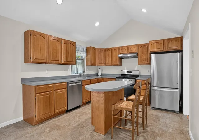 Photo 4 of Sale Pending at 3 Greenside Ln, Worcester, MA 01609 | MLS# 73574755 | Listing updated on 2026-09-29