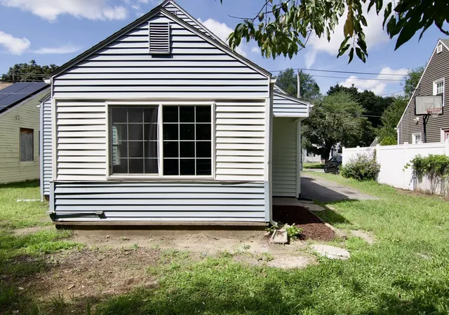 Photo 2 of Sale Pending at 137 Cloran St, Springfield, MA 01109 | MLS# 73570470 | Listing updated on 2026-09-18