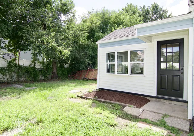 Photo 3 of Sale Pending at 137 Cloran St, Springfield, MA 01109 | MLS# 73570470 | Listing updated on 2026-09-18