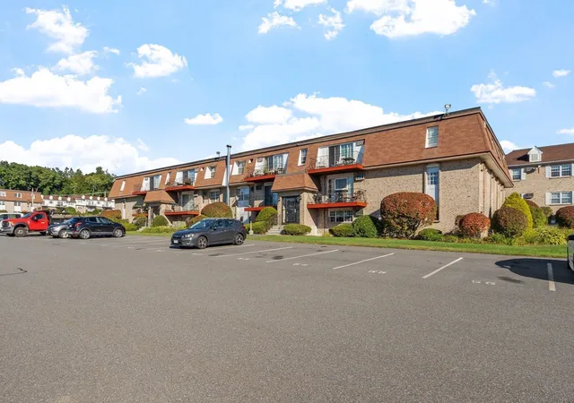 Photo 2 of Condo for sale at 20 Williamsburg Ct #2, Shrewsbury, MA 01545 | MLS# 73582731 | Listing updated on 2026-10-15
