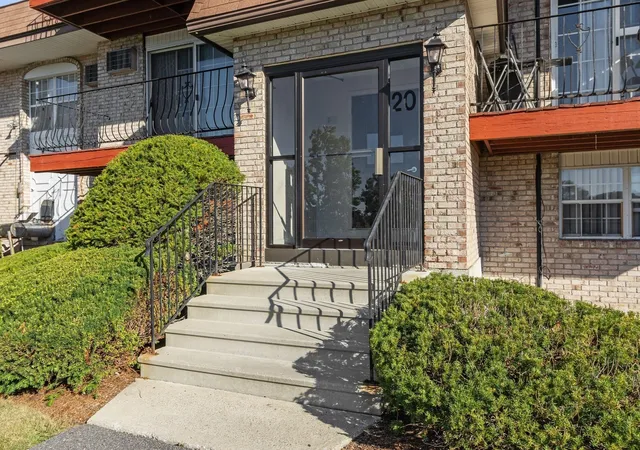 Photo 3 of Condo for sale at 20 Williamsburg Ct #2, Shrewsbury, MA 01545 | MLS# 73582731 | Listing updated on 2026-10-15