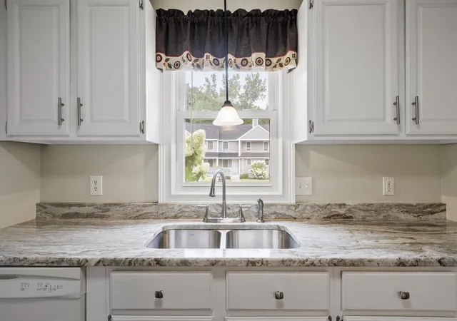 Listing Photo 4 - Condo for sale in building located at 221 Bayberry Hl Ln, Leominster, MA 01453 - Unit #221