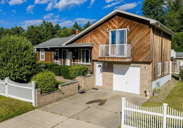 Photo 3 of Single family home for sale at 861 Pine Hl Dr, New Bedford, MA 02745 | MLS# 73574647 | Listing updated on 2026-09-13