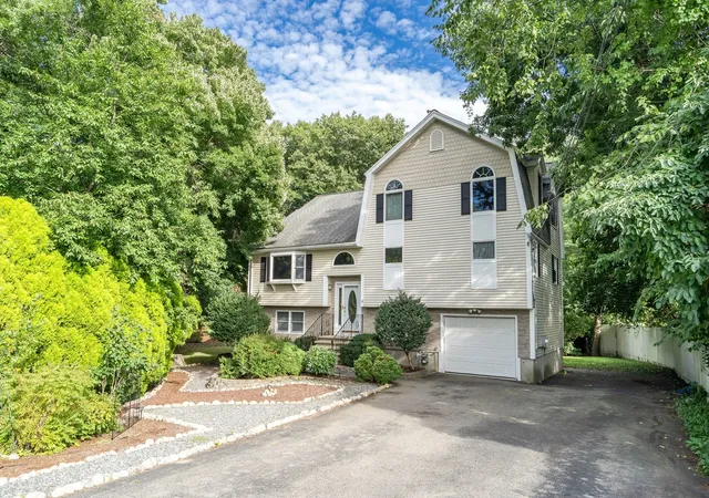 Photo 1 of Single family home for sale at 31 Wildmere Ave, Burlington, MA 01803 | MLS# 73572235 | Listing updated on 2026-09-14
