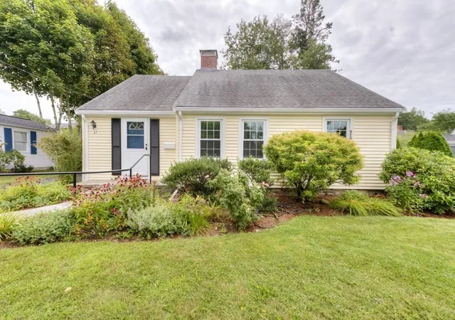 Photo 2 of Sale Pending at 27 Mayflower Cir, Worcester, MA 01606 | MLS# 73572077 | Listing updated on 2026-09-29
