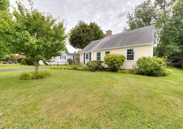 Photo 3 of Sale Pending at 27 Mayflower Cir, Worcester, MA 01606 | MLS# 73572077 | Listing updated on 2026-09-29