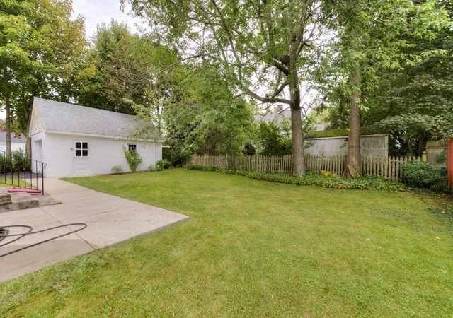 Photo 4 of Sale Pending at 27 Mayflower Cir, Worcester, MA 01606 | MLS# 73572077 | Listing updated on 2026-09-29