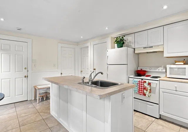 Listing Photo 4 - Condo for sale in building located at 67 Oakwood Ave, Lynn, MA 01902