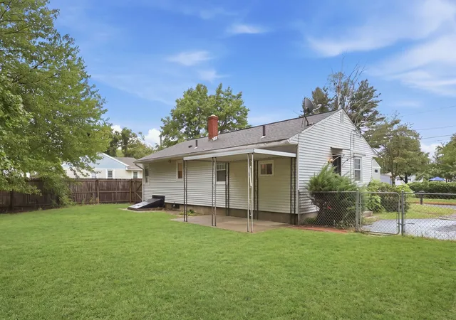 Photo 4 of Single family home for sale at 52 Navajo Rd, Springfield, MA 01109 | MLS# 73571203 | Listing updated on 2026-09-06