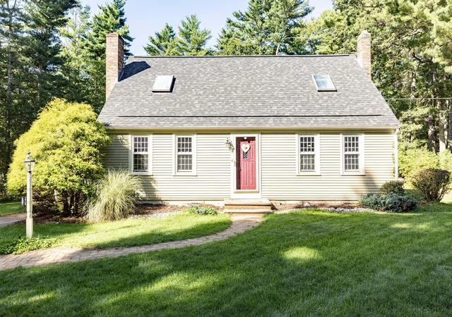 Single family home for sale at 133 Walnut Plain Rd, Rochester, MA 02770 | MLS# 73575456