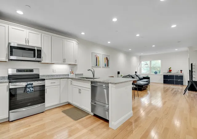 Listing Photo 5 - Condo for sale in building located at 2 Manor Ter, Lexington, MA 02420 - Unit #216