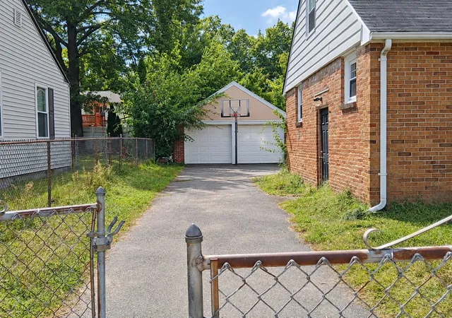 Photo 2 of Single family home for sale at 223 East St, Springfield, MA 01104 | MLS# 73581830 | Listing updated on 2026-10-24