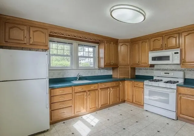 Photo 3 of Single family home for sale at 223 East St, Springfield, MA 01104 | MLS# 73581830 | Listing updated on 2026-10-24