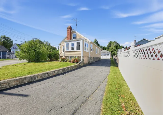 Photo 3 of Single family home for sale at 85 Quinapoxet Ln, Worcester, MA 01606 | MLS# 73588355 | Listing updated on 2026-10-16