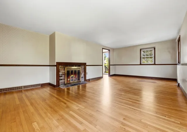 Photo 2 of Sale Pending at 250 E Lothrop St, Beverly, MA 01915 | MLS# 73580105 | Listing updated on 2026-10-14