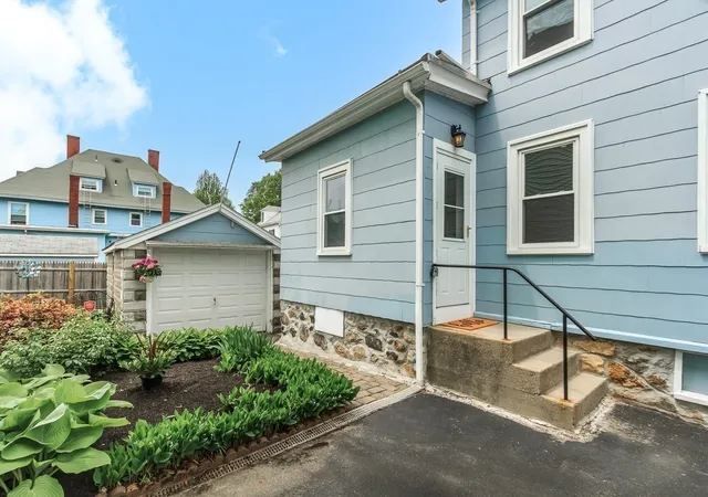 Photo 2 of Single family home for sale at 10 Elm Ct, Andover, MA 01810 | MLS# 73575877 | Listing updated on 2026-09-15