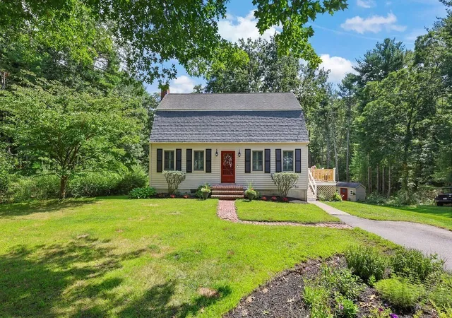 Photo 2 of Single family home for sale at 35 North St, Duxbury, MA 02332 | MLS# 73574883 | Listing updated on 2026-10-04