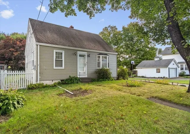Photo 3 of Single family home for sale at 6 Adelle Circuit, Worcester, MA 01607 | MLS# 73581248 | Listing updated on 2026-10-13