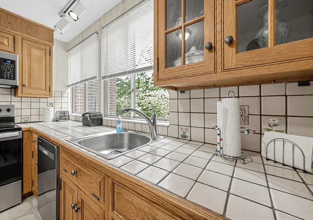 Photo 3 of Sale Pending at 5 Longwood Dr #205, Andover, MA 01810 | MLS# 73558642 | Listing updated on 2026-09-29