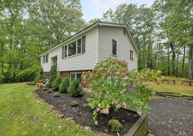 Photo 3 of Sale Pending at 9 Epping Woods Rd, Epping, NH 03042 | MLS# 73583222 | Listing updated on 2026-10-08