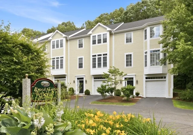 Photo 2 of Condo for sale at 923 Lagrange #923, West Roxbury, MA 02132 | MLS# 73573776 | Listing updated on 2026-09-17