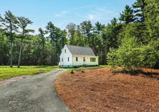 Photo 2 of Sale Pending at 8 Tabor Ln, Rochester, MA 02770 | MLS# 73572441 | Listing updated on 2026-09-29