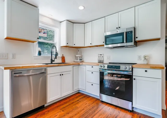 Photo 3 of Sale Pending at 8 Tabor Ln, Rochester, MA 02770 | MLS# 73572441 | Listing updated on 2026-09-29