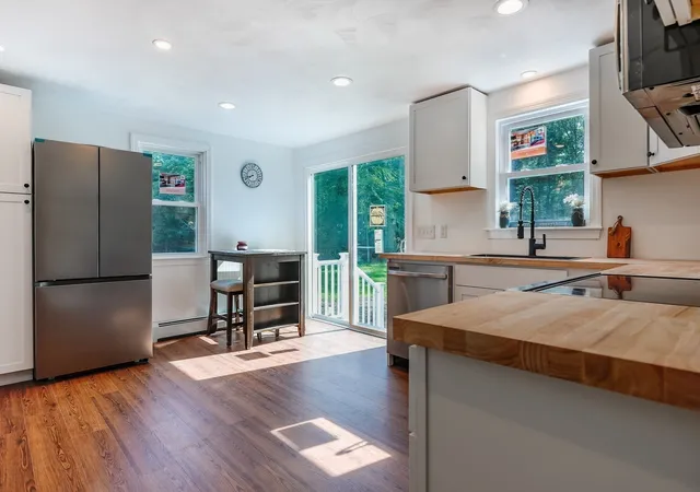 Photo 3 of Sale Pending at 8 Tabor Ln, Rochester, MA 02770 | MLS# 73572441 | Listing updated on 2026-09-29
