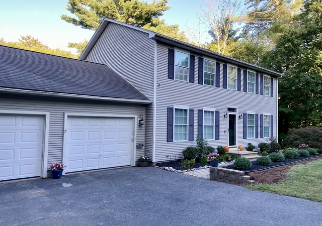 Photo 3 of Single family home for sale at 7 Hemlock Holw, Belchertown, MA 01007 | MLS# 73579917 | Listing updated on 2026-10-09