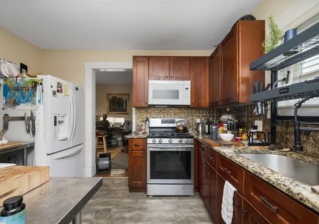 Listing Photo 5 - Condo for sale in building located at 1971 Northampton St, Holyoke, MA 01040
