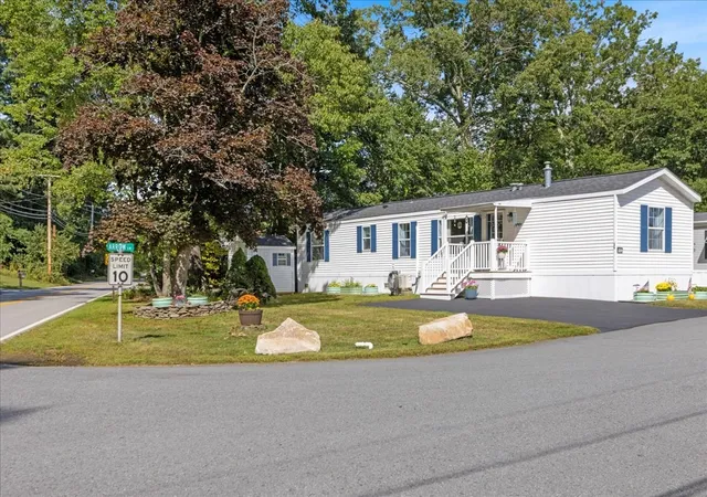 Photo 3 of Manufactured home for sale at 1 Arrow Dr #L, Salem, NH 03079 | MLS# 73583594 | Listing updated on 2026-10-02