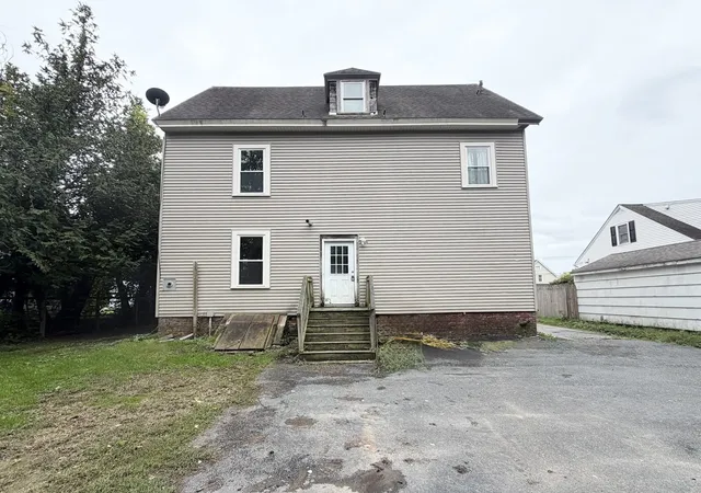 Photo 3 of Single family home for sale at 43 Lincoln St, Greenfield, MA 01301 | MLS# 73584754 | Listing updated on 2026-10-19