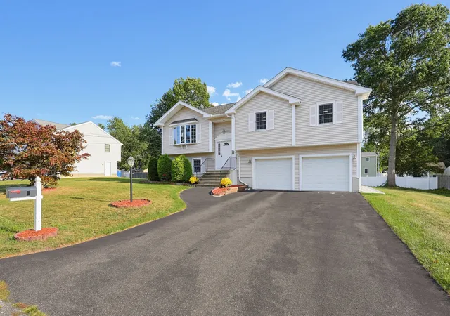 Photo 3 of Sale Pending at 5 Ivy Cir, Randolph, MA 02368 | MLS# 73576162 | Listing updated on 2026-09-15